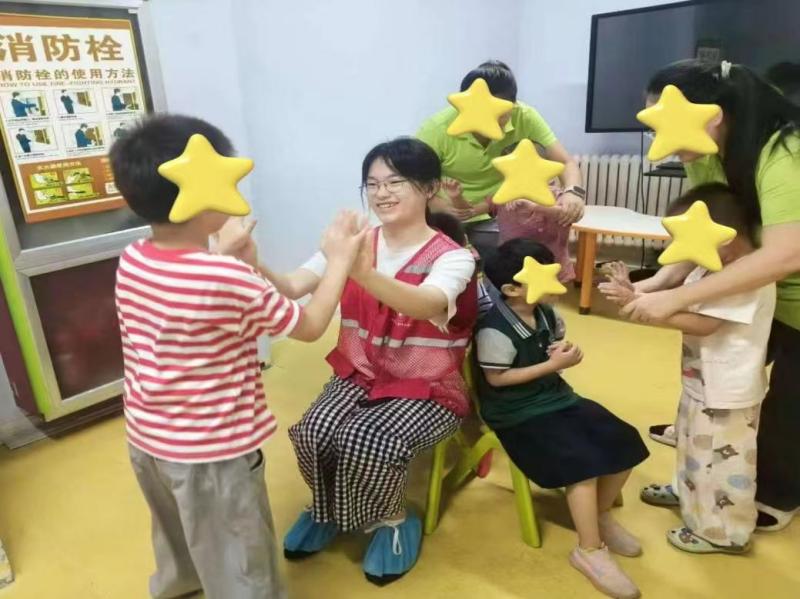 山東大學(xué)聚星計劃暑期社會實踐赴濟南市智言慧語康復(fù)中心輔課活動順利開展