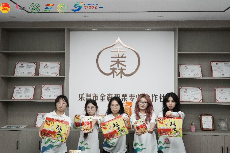 深入鄉(xiāng)土送溫暖，志愿服務(wù)助振興