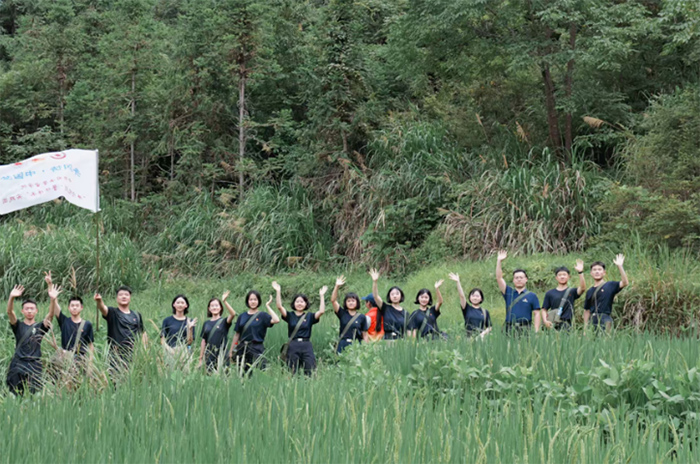 井岡紀(jì)劍鑄警魂：重走挑糧小道，礪劍紅土悟初心——中央司法警官學(xué)院“井岡紀(jì)劍·警律傳承”實(shí)踐團(tuán)開展“紅軍的一天”深度實(shí)踐