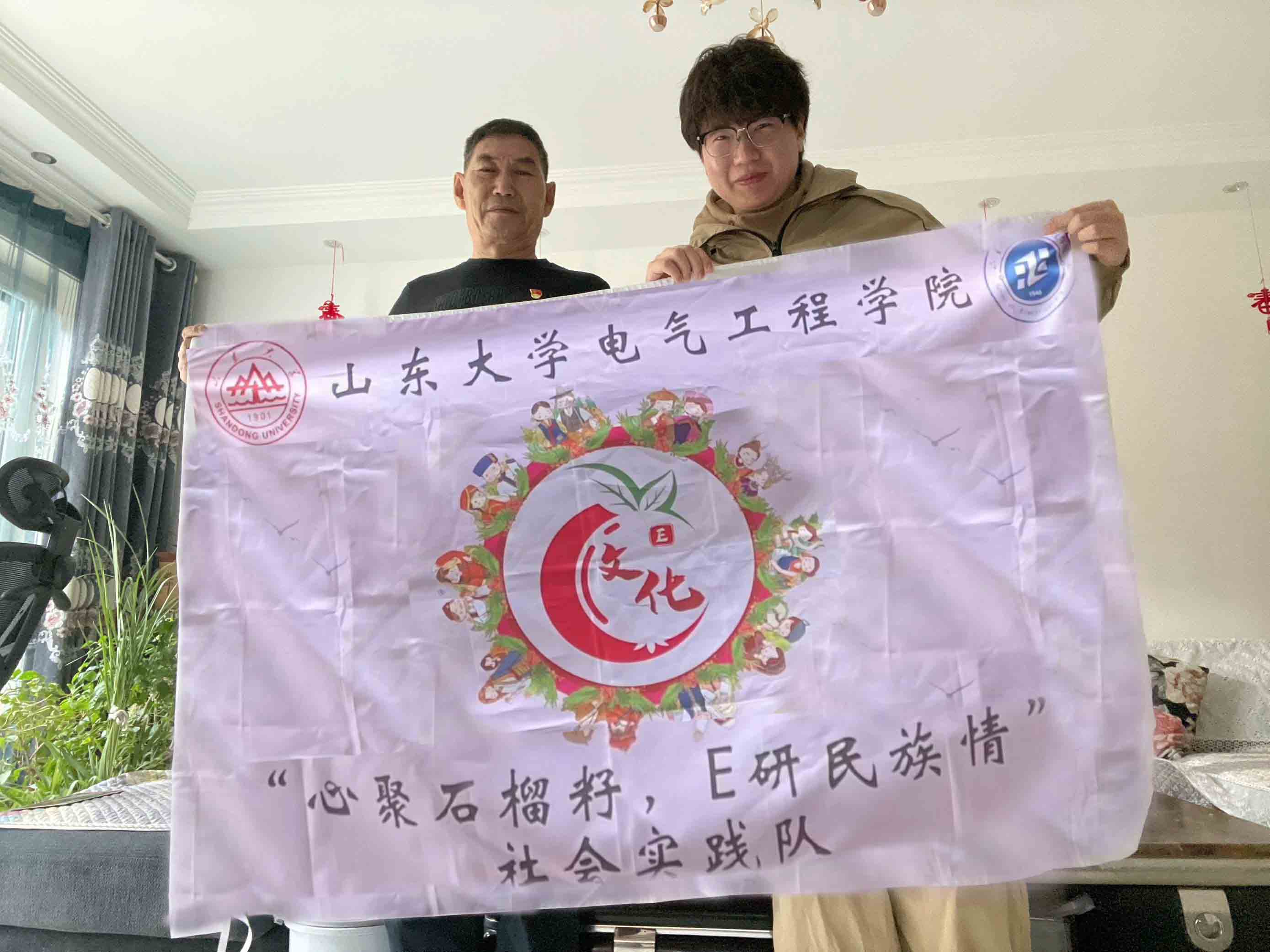 無(wú)私奉獻(xiàn)的老黨員，民族團(tuán)結(jié)的揚(yáng)帆工