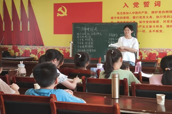 武昌理工學(xué)院“青春筑夢”通城志愿服務(wù)隊(duì)開展《強(qiáng)國復(fù)興有我——慶祝新中國成立75周年》