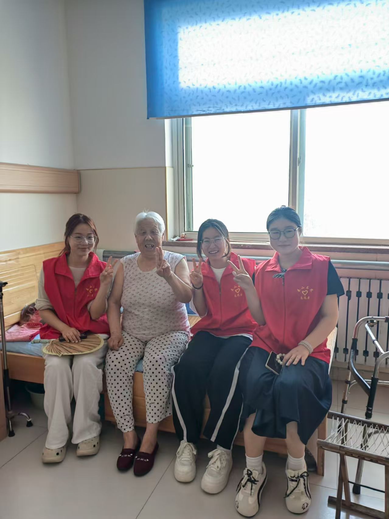 青春伴夕陽：濰坊理工學(xué)院學(xué)子敬老院傳遞溫暖