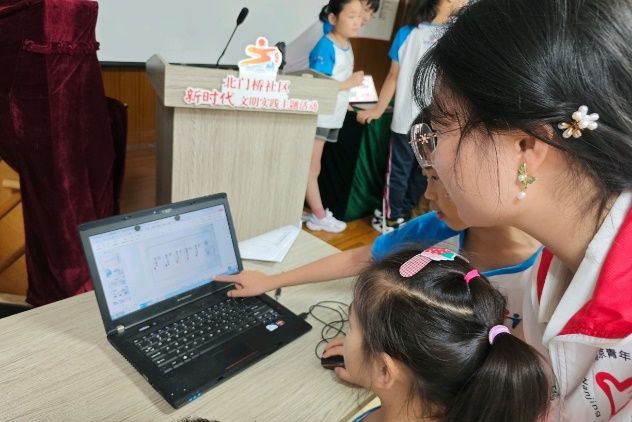 非遺漆扇制作實踐：用青春雙手，為傳統(tǒng)文化添“新彩”