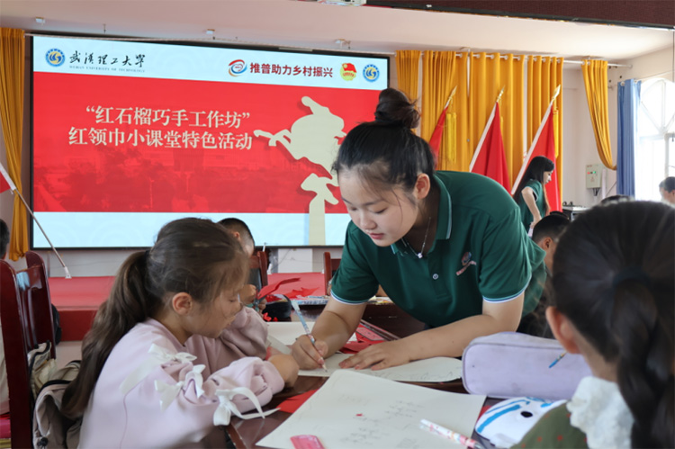 武漢理工大學(xué)實踐隊助力：切吉村孩童在手工創(chuàng)作中鑄牢民族情
