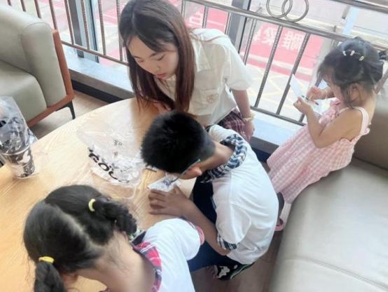 螢火聚成光，青春勇?lián)?dāng)