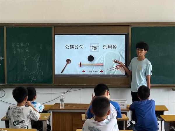 青春同行 文明共享——崇陽星光志愿服務(wù)隊(duì)餐桌禮儀特色課程讓青春與文明同行