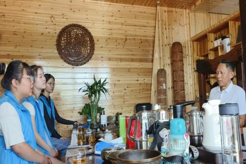 鄉(xiāng)村振興實踐團(tuán)走訪茶庵鋪鎮(zhèn)兩大茶產(chǎn)業(yè)，助力茶葉品牌發(fā)展