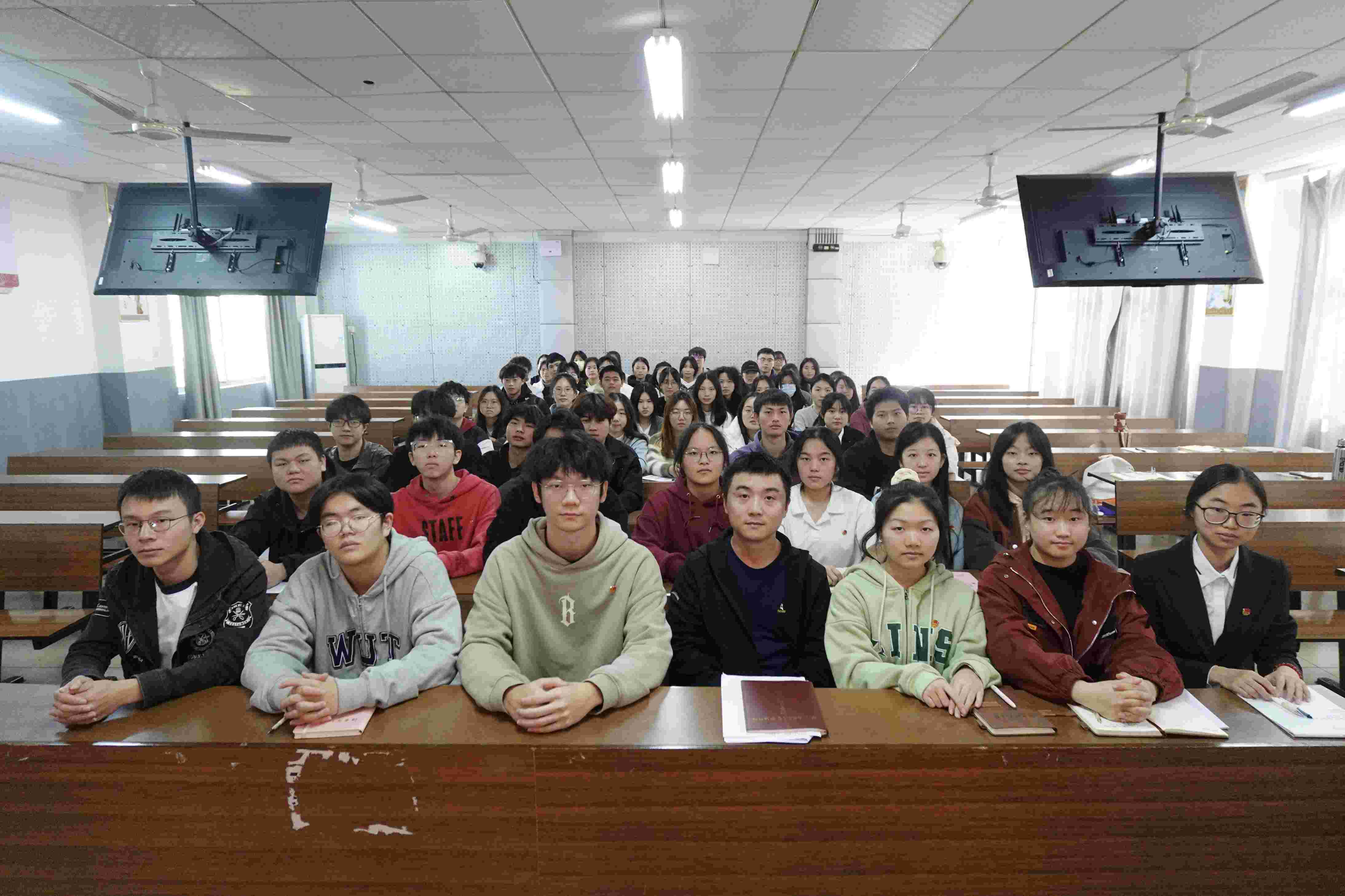 湖南師范大學樹達學院第十三期“先鋒團?！苯?jīng)管系、理工系分校舉行第四次理論培訓(xùn)