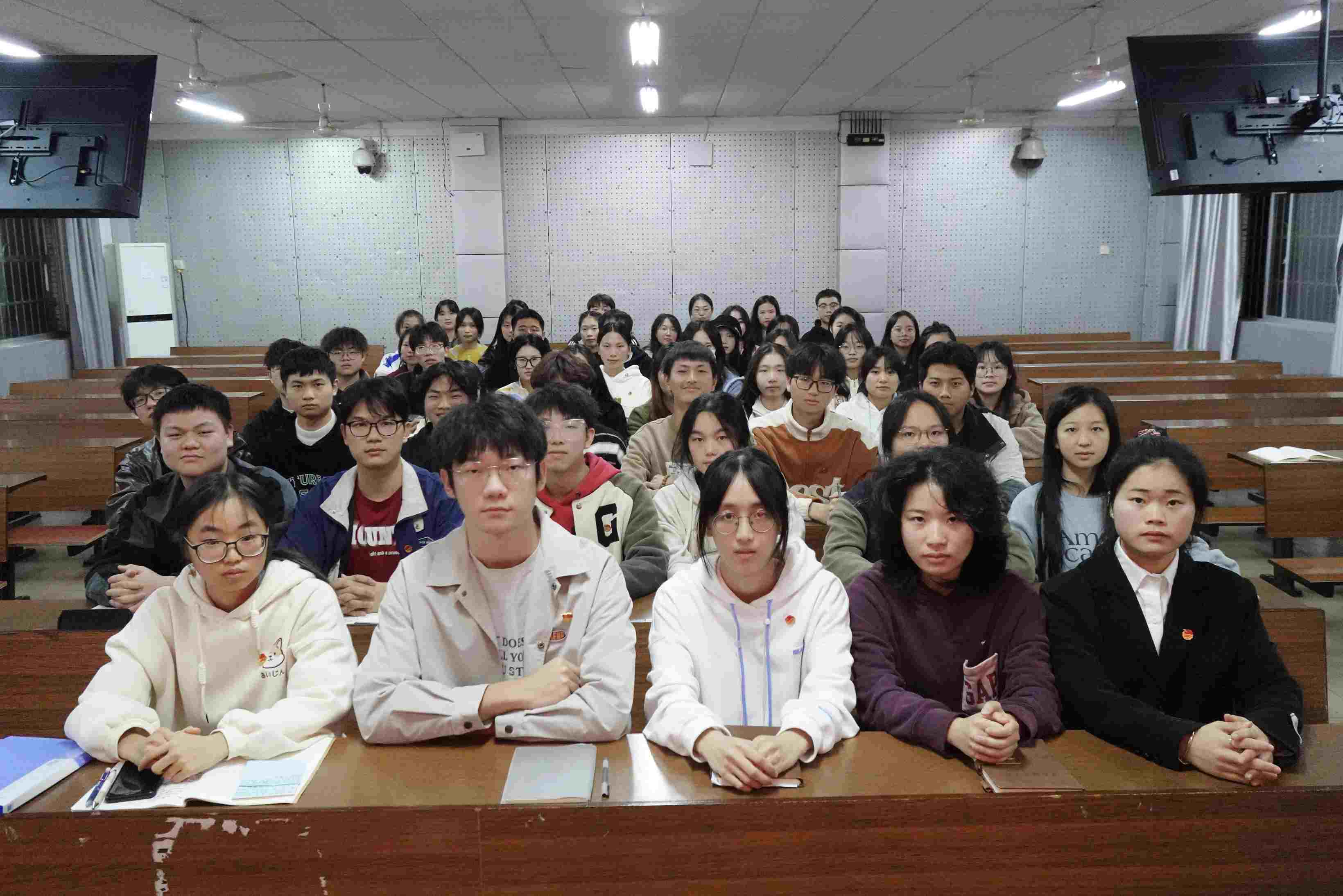 湖南師范大學(xué)樹(shù)達(dá)學(xué)院第十三期“先鋒團(tuán)?！苯?jīng)管系、理工系分校舉行第一次團(tuán)輔活動(dòng)