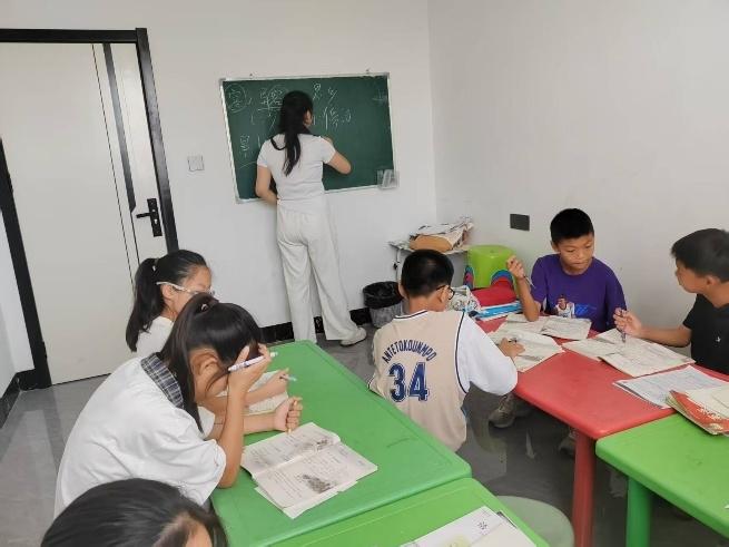 鄉(xiāng)韻牽語(yǔ)啟童志，暑教傳知潤(rùn)幼心