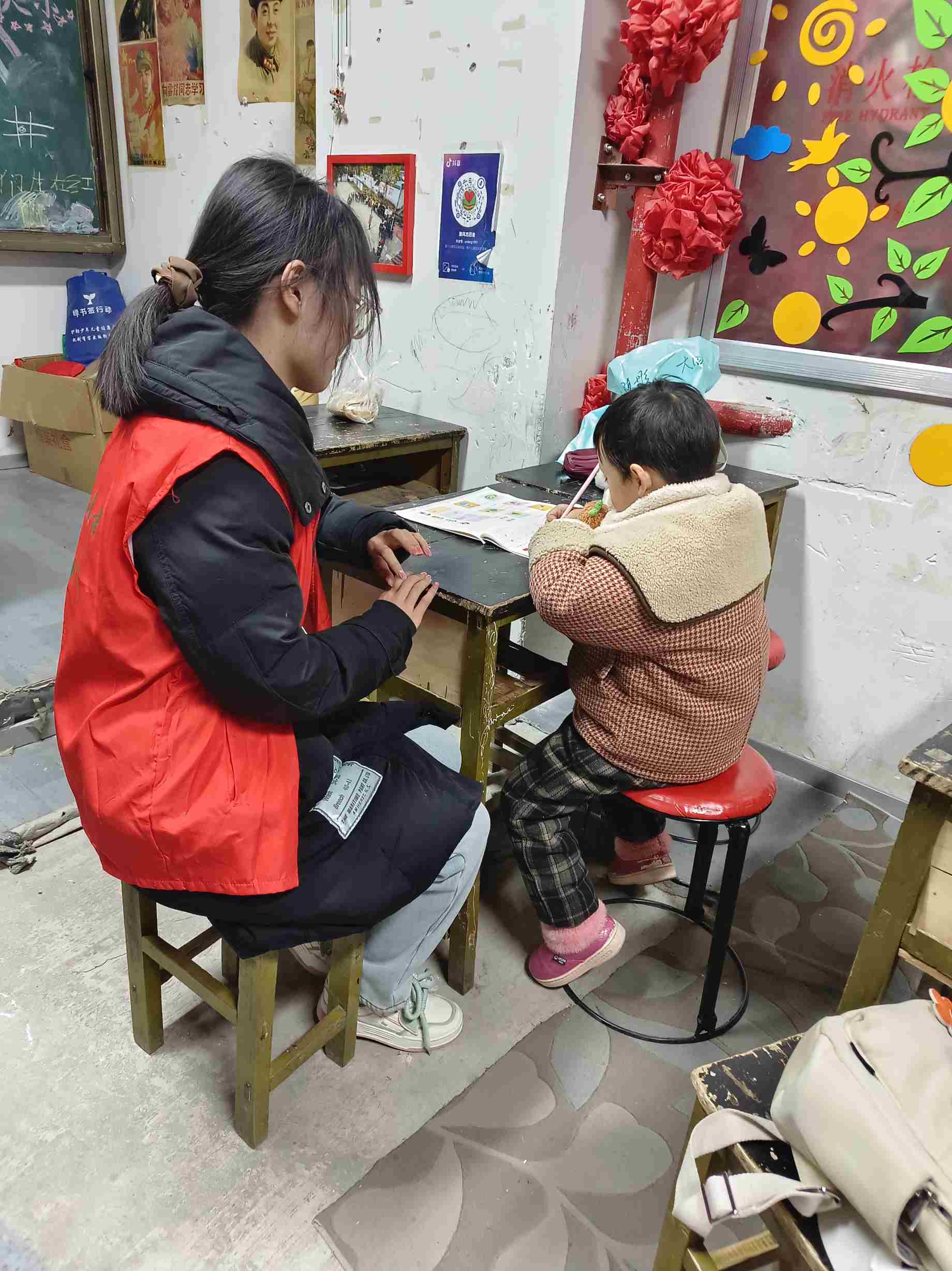 大學(xué)生志愿者情暖“新風(fēng)快樂(lè)課堂”，點(diǎn)亮求知之光