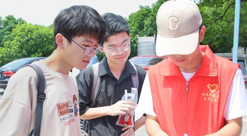 青春齊奏環(huán)保頌歌，點(diǎn)滴共筑綠色未來(lái)