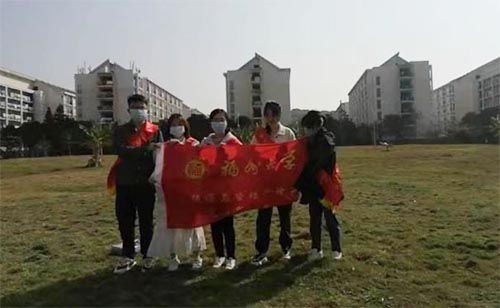 合力打掃綠草地，校園美化我先行