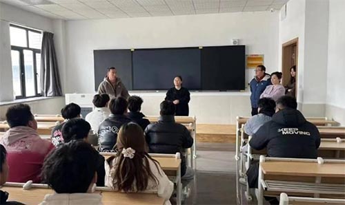 左院長到嘉魚校區(qū)詢問關心同學們圓滿成功