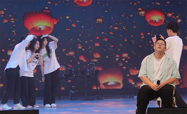 花朝如約，湖科大商學(xué)院畢業(yè)生黎錦暉音樂廳的“探”殿之