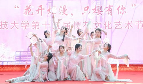 花開燦漫繪新圖，櫻色滿園迎佳節(jié)