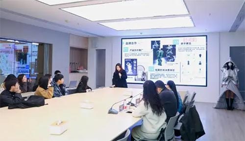 第四屆武漢大學(xué)生時(shí)尚設(shè)計(jì)大賽開展決賽賽前培訓(xùn)
