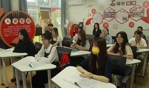 管理學(xué)院石榴籽工作室最美輔導(dǎo)員線上會(huì)議