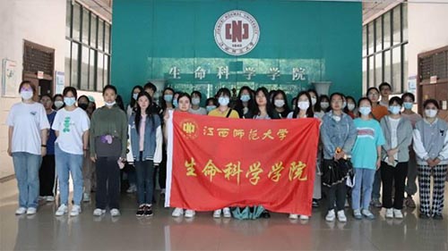 勞動精神落到實，實驗教室展新貌 ——生命科學(xué)學(xué)院“創(chuàng)清潔實驗室，迎文明校園風(fēng)”活動順利