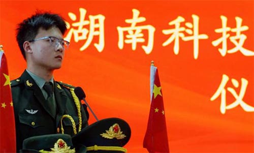 獻(xiàn)熱忱初心，譜國(guó)旗禮贊