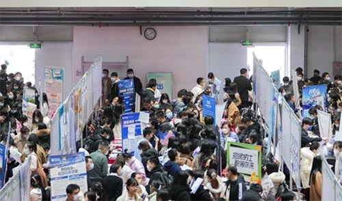 南開大學(xué)舉行今春首場雙選會(huì) 兩千名大學(xué)生現(xiàn)場求職