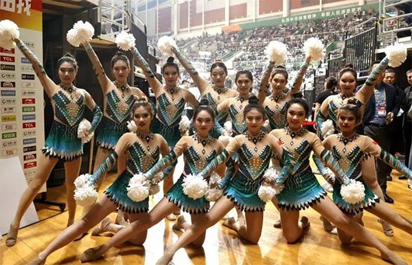 沈陽城市學(xué)院CS-Girl啦啦操隊為遼籃助威