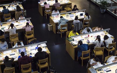 高校該如何運(yùn)用大學(xué)生偶像崇拜現(xiàn)象提升價(jià)值觀教育效果