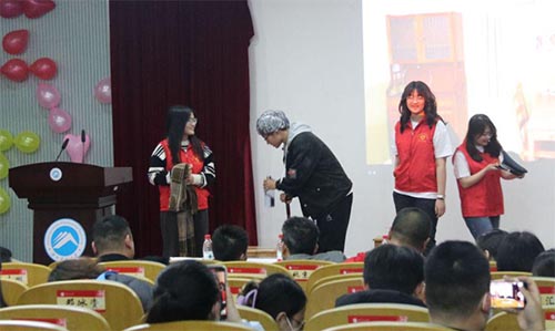 志愿點(diǎn)燃希望，奉獻(xiàn)成就未來(lái)