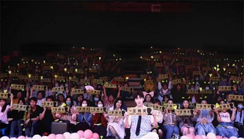 王博文到沈陽城市學(xué)院舉辦“心形公式”心動生日會