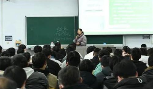 三門(mén)峽職業(yè)技術(shù)學(xué)院黨委書(shū)記深入課堂聽(tīng)思政課